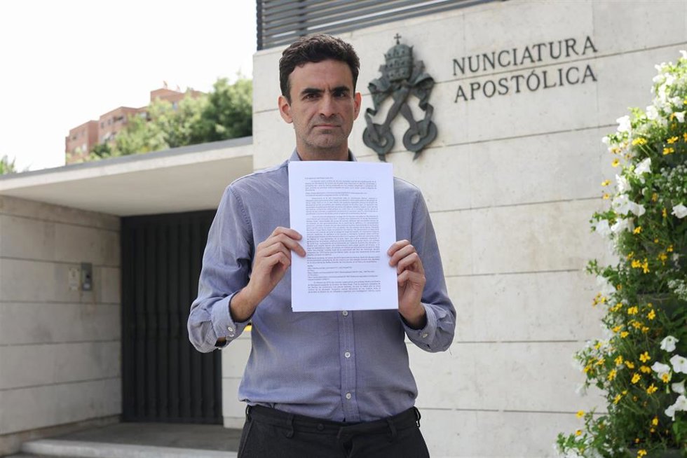 El primer denunciante del caso Montserrat, Miguel Hurtado, envía la carta dirigida al Papa León XIV a través del buzón de la Nunciatura Apostólica en Madrid, a 2 de junio de 2026, en Madrid (España).