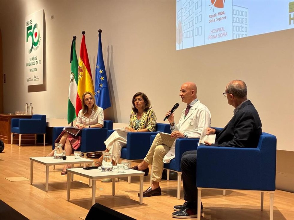 El director gerente del Reina Sofía interviene junto a la delegada de Salud en el acto que culmina la Semana de la Donación.
