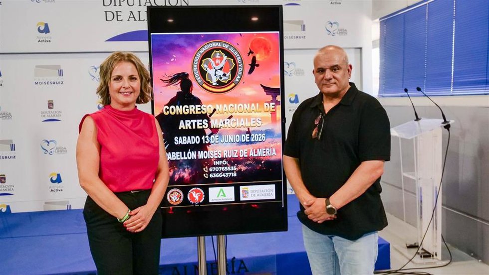 La diputada de Deportes, Vida Saludable y Juventud, María Luisa Cruz, y el organizador Mariano García, durante la presentación del Congreso Nacional de Artes Marciales.