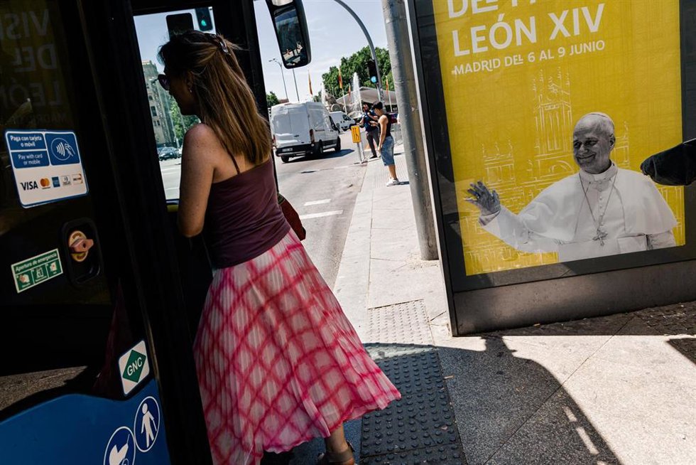 Cartel publicitario de la visita del Papa, en la plaza de Cibeles, a 28 de mayo de 2026, en Madrid (España). Madrid afronta importantes restricciones de tráfico entre el 3 y el 9 de junio por los preparativos y la visita del Papa León XIV, con especial im