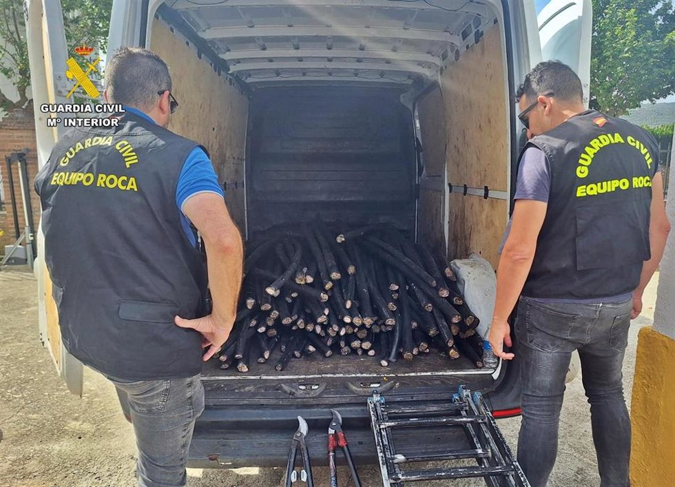 La Guardia Civil interviene en la N-432 cableado de cobre robado