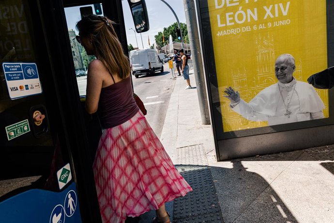 Cartel publicitario de la visita del Papa, en la plaza de Cibeles, a 28 de mayo de 2026, en Madrid (España). Madrid afronta importantes restricciones de tráfico entre el 3 y el 9 de junio por los preparativos y la visita del Papa León XIV, con especial im