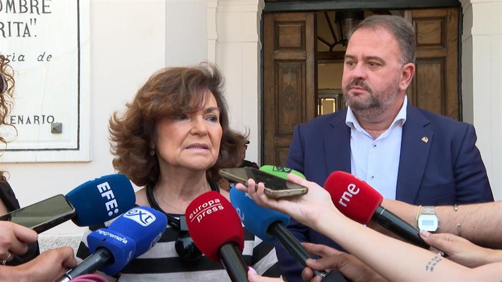 La presidenta del Consejo de Estado, Carmen Calvo, atiende a los medios, junto al alcalde de Mérida, Antonio Rodríguez Osuna