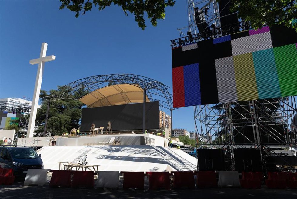 Montaje del escenario con motivo de la próxima visita apostólica del Papa León XIV en la plaza de Lima, a 3 de junio de 2026, en Madrid (España). Este acto demostrativo, desarrollado por la Policía Nacional en el Paseo de la Castellana, 136 (Plaza de Lima