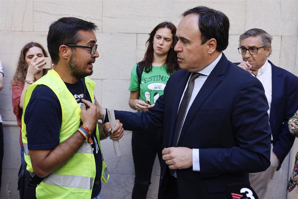 El president de la generalitat Valenciana, Juanfran Pérez Llorca (d), habla con representantes de docentes. ARCHIVO. 