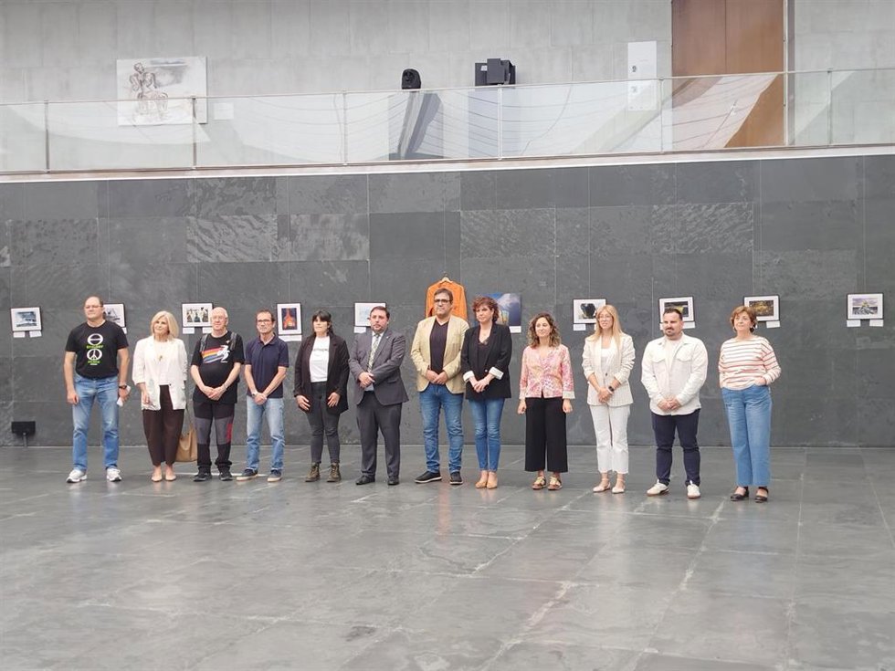 Inauguración de la exposición de Greenpeace en el Parlamento de Navarra