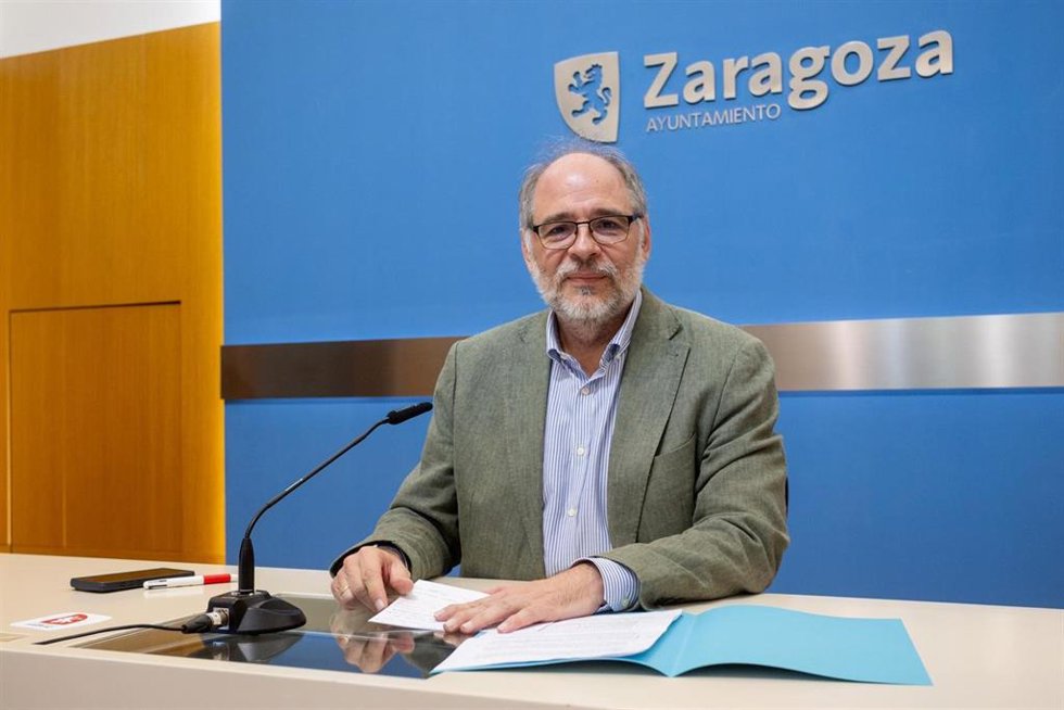 El consejero municipal de Participación y Régimen Interior, Alfonso Mendoza, en rueda de prensa.