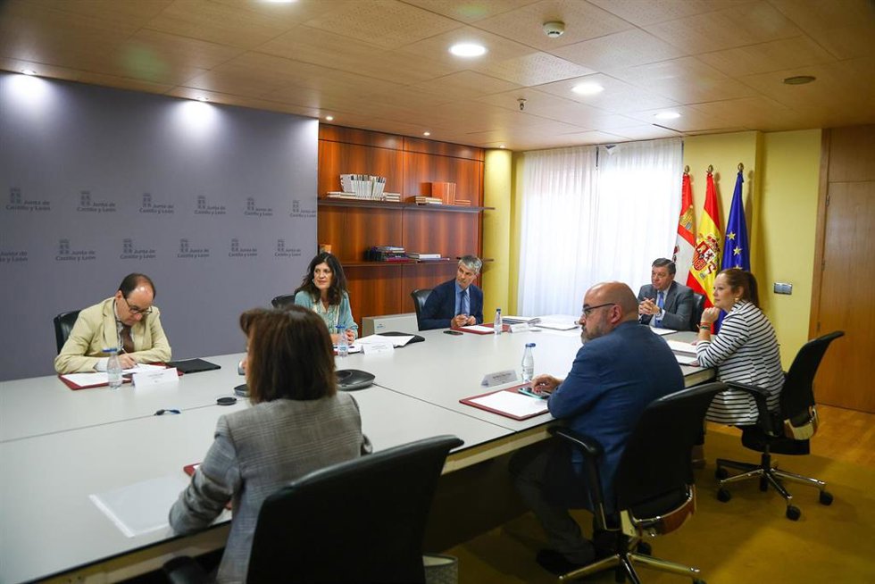 La Junta establece la red definitiva de localidades que serán puntos de observación para el eclipse total . Reunión bajo la presidencia de González Gago.