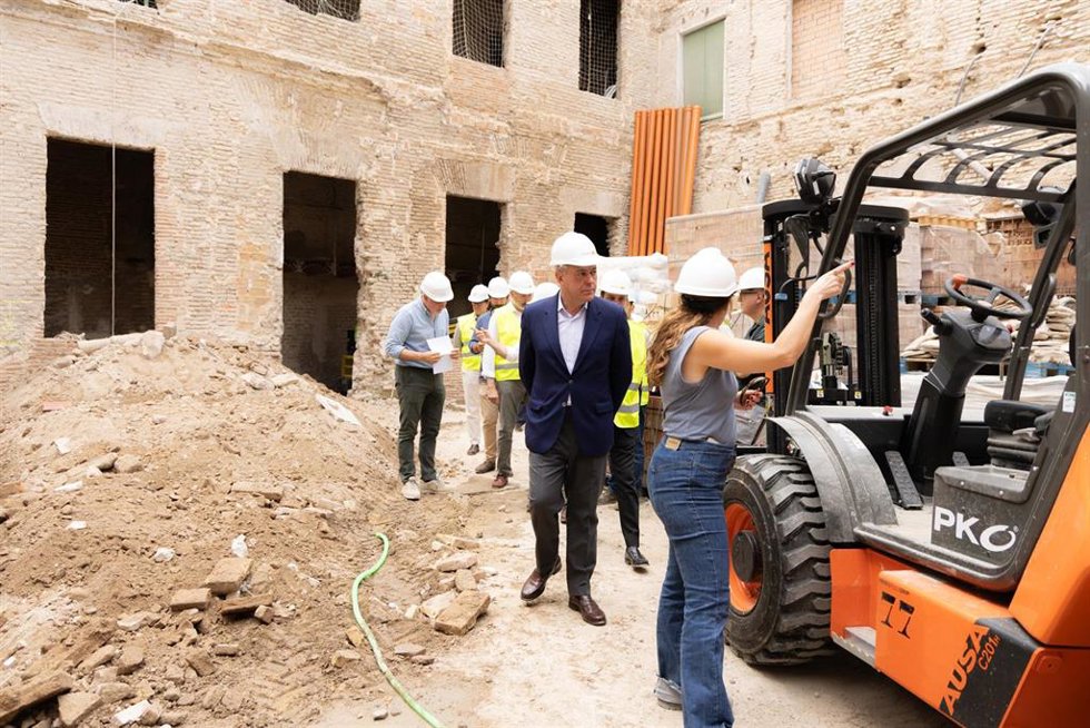 El alcalde de Sevilla, José Luis Sanz, visita las obras del edificio histórico del Palacio del Pumarejo, en barrio de San Gil, que alcanzan el 40% del proyecto de rehabilitación