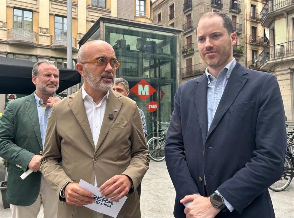 El líder del PP en el Ayuntamiento de Barcelona, Daniel Sirera, y el portavoz del PP en el Parlament, Juan Fernández