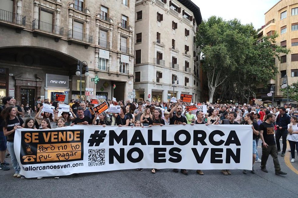 Archivo - Decenas de personas durante una manifestación contra la masificación turística y por la vivienda digna, entre el Parc de ses Estacions y la plaza de España