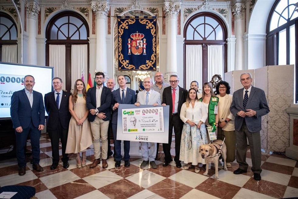 Presentación del cupón 'Año Revello' con el alcalde de Málaga, Francisco de la Torre; y el delegado y la vicepresidenta del Consejo Territorial de la ONCE en Andalucía, Ceuta y Melilla, Cristóbal Martínez y Leonor Basallote