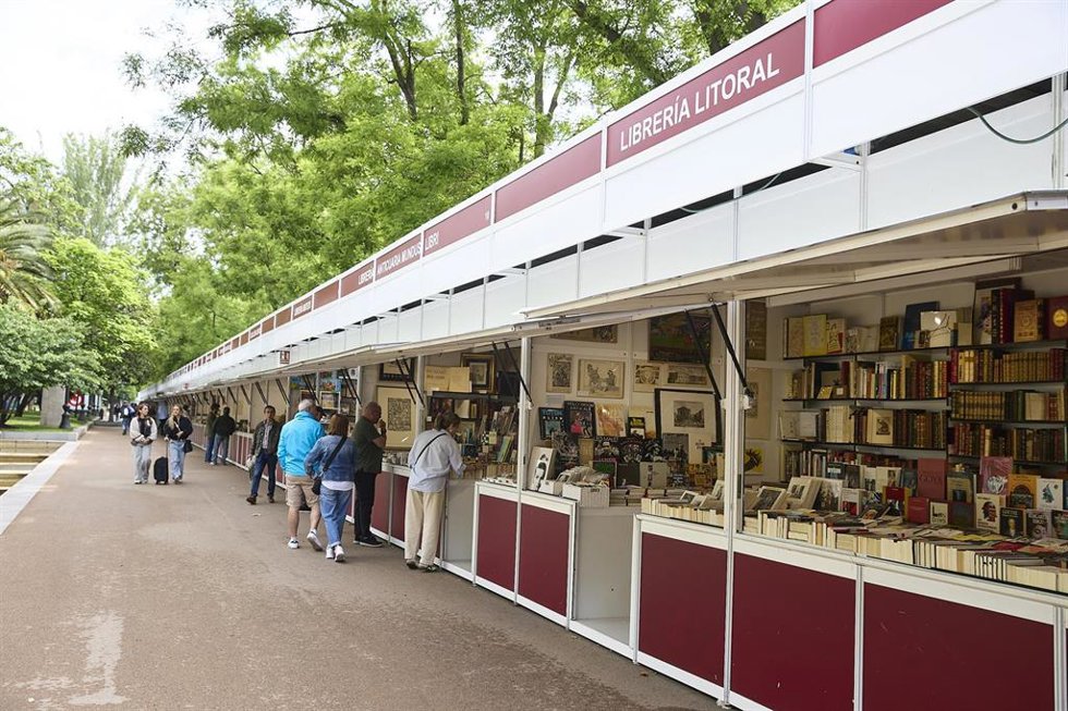 Archivo - Varias personas durante la 48ª edición de la Feria del Libro Antiguo y de Ocasión de Madrid, en el Paseo de Recoletos, a 3 de mayo de 2026, en Madrid (España). 