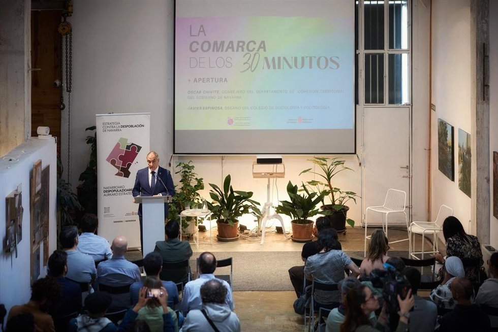 El consejero de Cohesión Territorial, Óscar Chivite, presenta el estudio 'La Comarca de los 30 Minutos'.