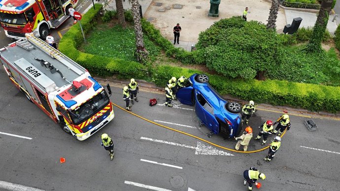 Els bombers rescaten a València a una conductora després de bolcar el seu cotxe en la Gran Via i quedar atrapada a l'interior del vehicle.