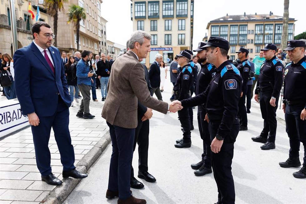 Acto de izada de bandera en Ribadeo. 