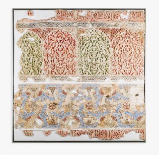 El Museo de la Alhambra ha prestado para la exposición un panel de yesería tallada y policromada del siglo XIII, procedente del mirador del Patio de la Acequia del palacio del Generalife.