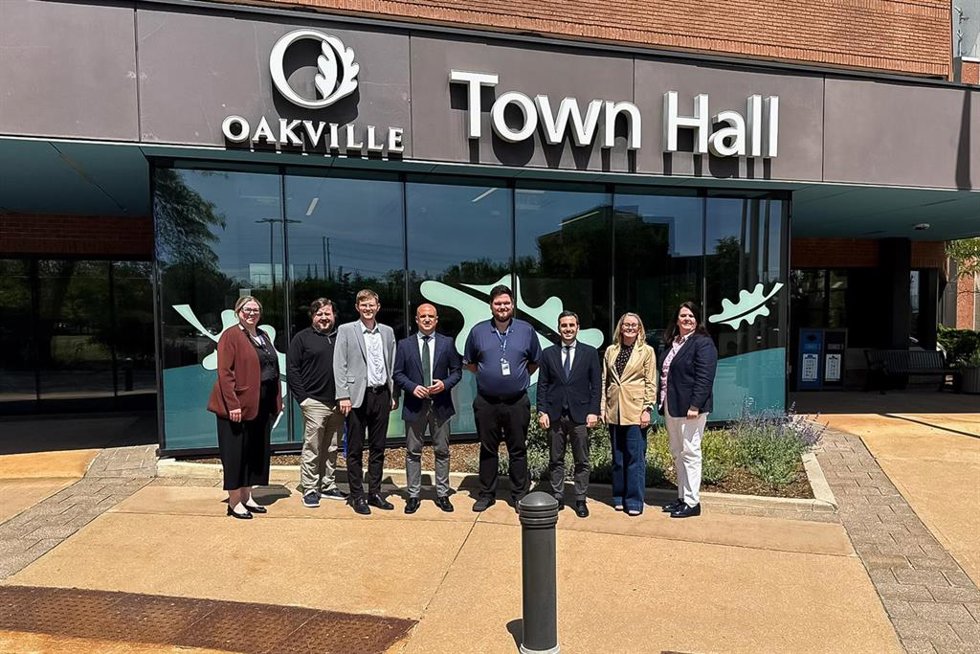 Representantes de la misión comercial y turística de la Diputación de Almería, junto a asistentes al encuentro celebrado en la sede de Cosentino en Montreal, Canadá.