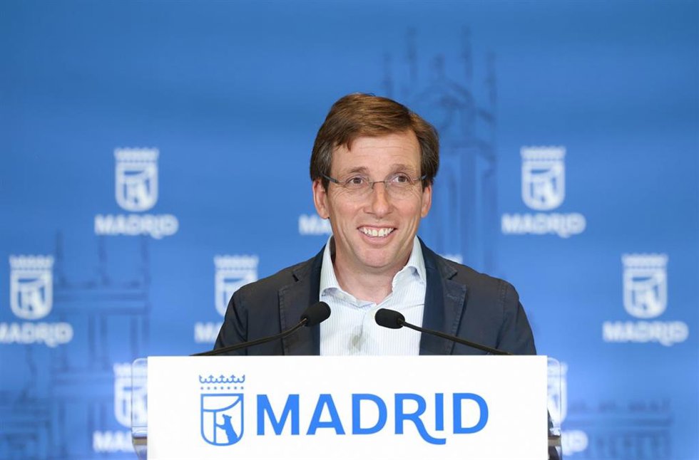 El alcalde de Madrid, José Luis Martínez-Almeida, durante una reunión con los servicios municipales, en el los jardines de Cecilio Rodríguez del parque del Retiro, a 5 de junio de 2026, en Madrid (España). La reunión tiene lugar con motivo de la inminente
