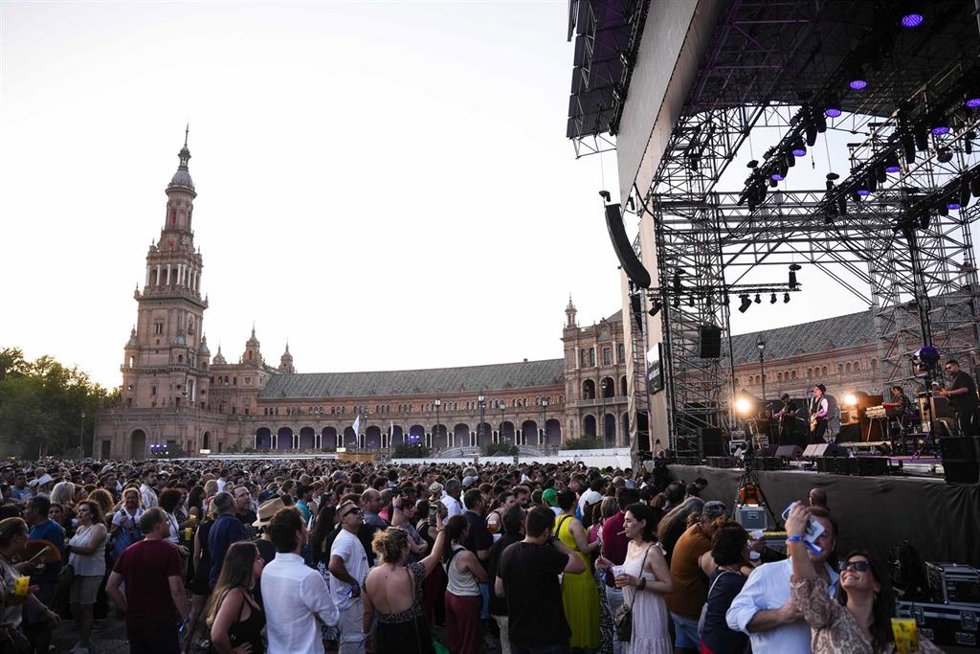 Archivo - Imagen de archivo del concierto de Duncan Dhu en Icónica Fest 2025 en la Plaza de España, a 22 de junio de 2025, en Sevilla (Andalucía, España). Icónica Fest es una evento asentado en la ciudad de Sevilla que se celebra en la Plaza de España.
