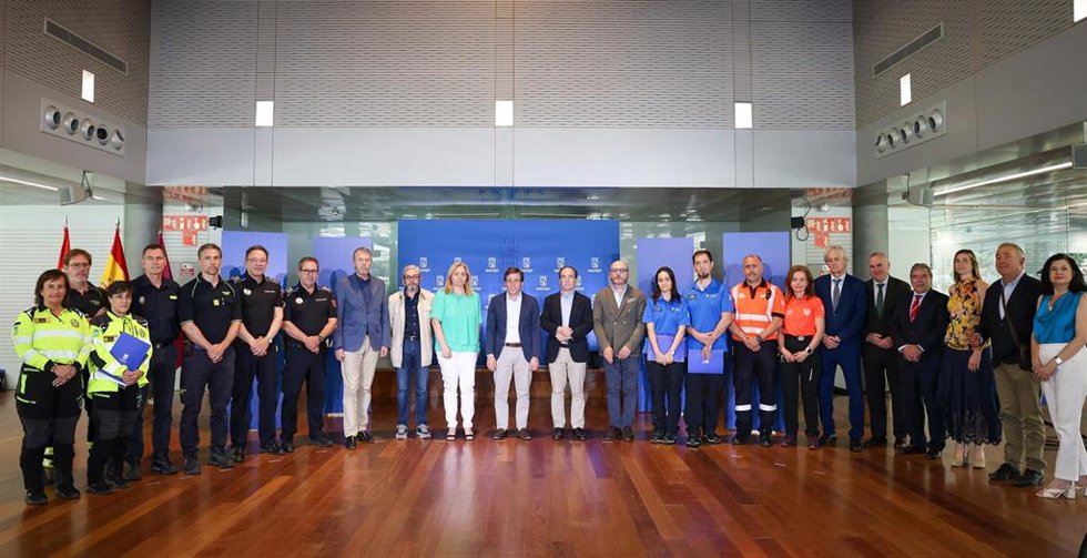 El alcalde de Madrid, José Luis Martínez-Almeida (c), durante una reunión con los servicios municipales, en el los jardines de Cecilio Rodríguez del parque del Retiro, a 5 de junio de 2026, en Madrid (España). La reunión tiene lugar con motivo de la inmin