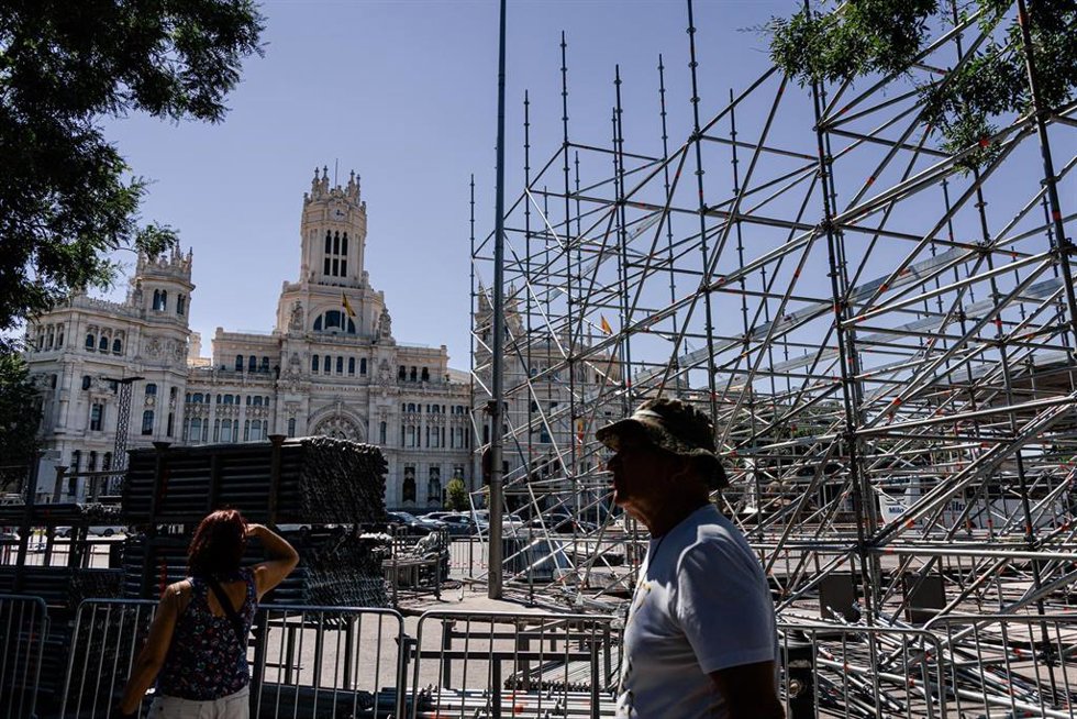 Continúan los preparativos para la visita del Papa, en la plaza de Cibeles, a 28 de mayo de 2026, en Madrid (España). 