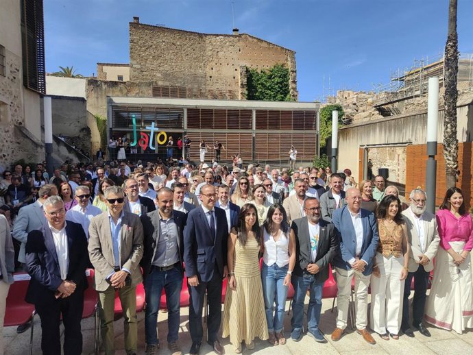 Foto de familia de autoridades en la inauguración de la V Feria de Oportunidades del Mundo Rural JATO