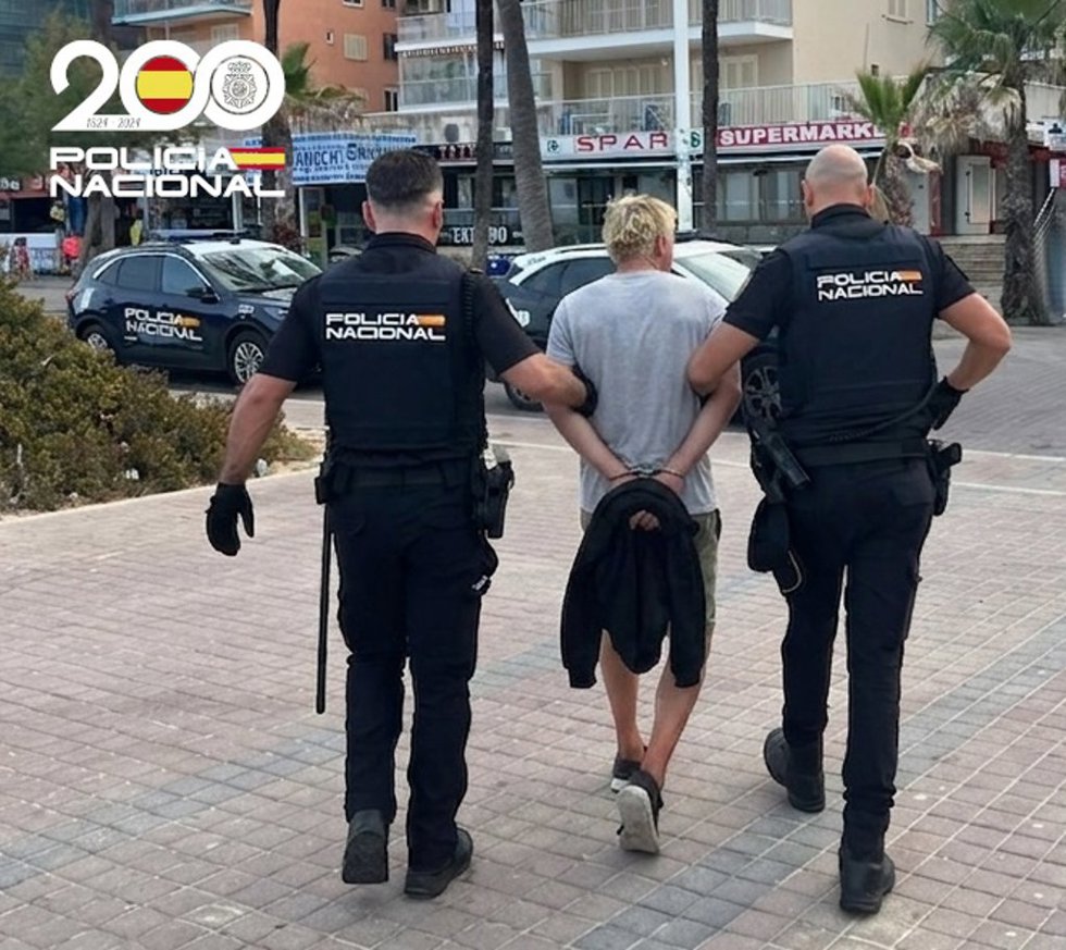 Detenido por amenazar de muerte con un cuchillo a varios turistas en la playa de Palma.
