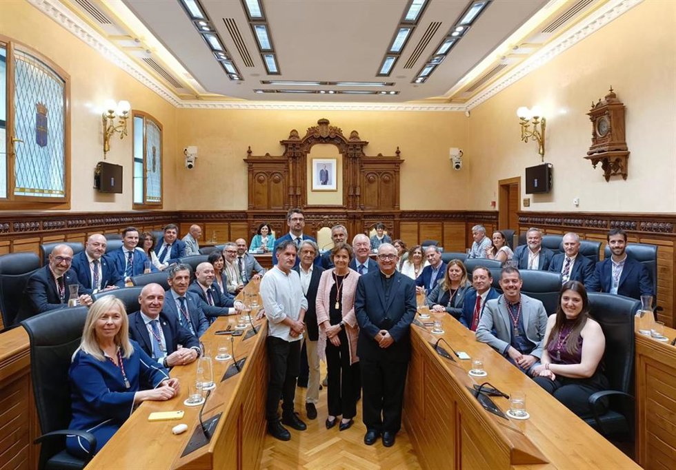 Pleno Extraordinario de Honores y Distinciones de Gijón (Corporación gijonesa con galardonados y representantes).
