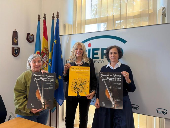 La concejala de Cultura, Recursos Humanos y Policía Local, Aurora Cienfuegos; junto a la edil de Cultura, Isabel González, directora de la Fundación Municipal de Cultura de Siero y Mercedes Rodríguez.