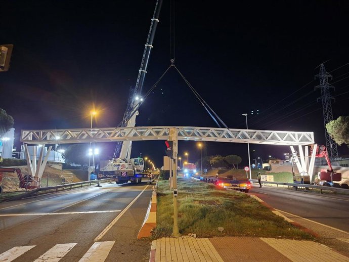 Pasarela peatonal instalada en el kilómetro 93,2 de la carretera SA-20 (Ronda Sur de Salamanca), en Carbajosa de la Sagrada.