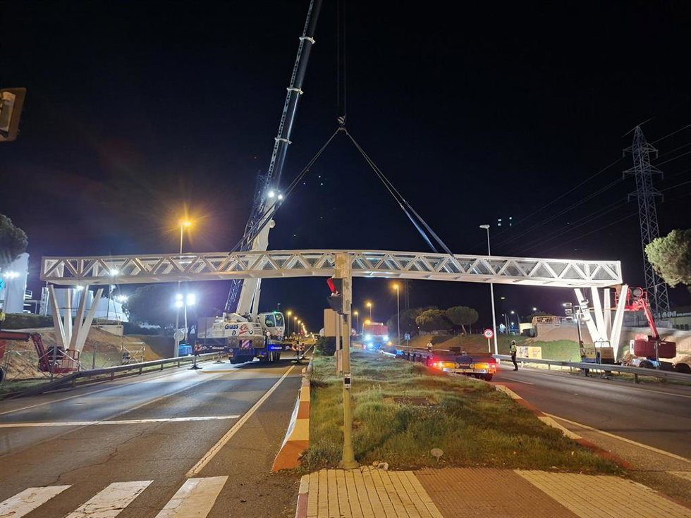 Pasarela peatonal instalada en el kilómetro 93,2 de la carretera SA-20 (Ronda Sur de Salamanca), en Carbajosa de la Sagrada.