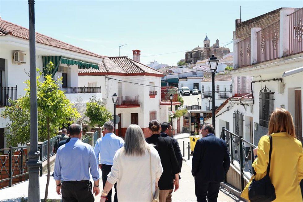 Archivo - El presidente de la Diputación, Javier Fernández, acude a El Castillo de las Guardas con ocasión de una su Junta de Gobierno del organismo provincial, en foto de archivo