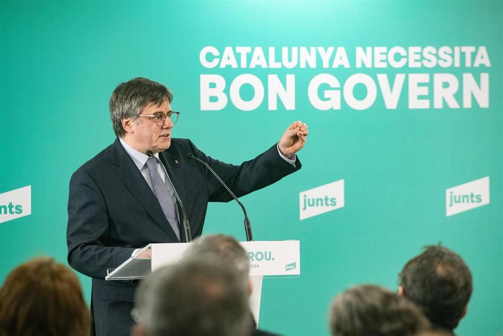 Archivo - El presidente de Junts per Catalunya, Carles Puigdemont (C), ofrece declaraciones a los medios, a 24 de enero de 2026, en Perpiñán (Francia). 