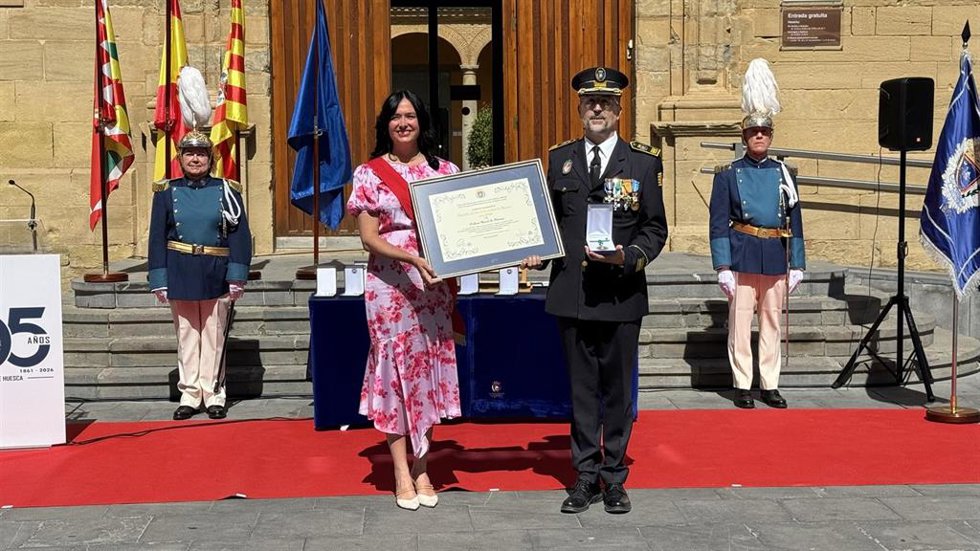 La alcaldesa de Huesca, Lorena Orduna, hace entrega del reconocimiento a la Policía Local.