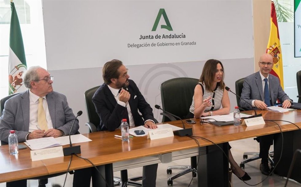 La consejera de Fomento, Rocío Díaz, en una reunión sobre transporte público.