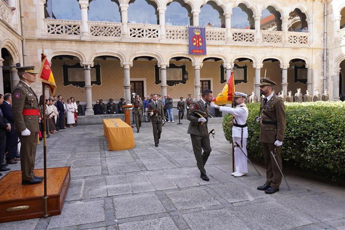 Un momento del homenaje de los alféreces al estandarte de la Academia, ante el general De Felipe.