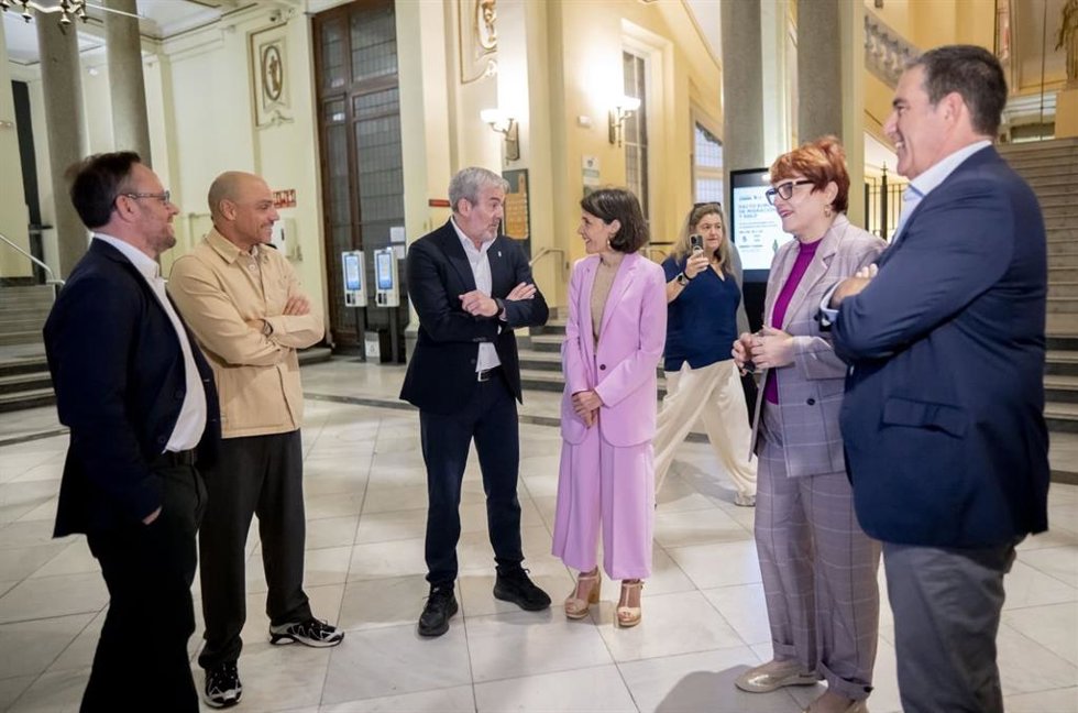 La consejera vasca de Bienestar, Juventud y Reto Demográfico, Nerea Melgosa, y el presidente de Canarias, Fernando Clavijo, con los participantes en la jornada organizada en Madrid