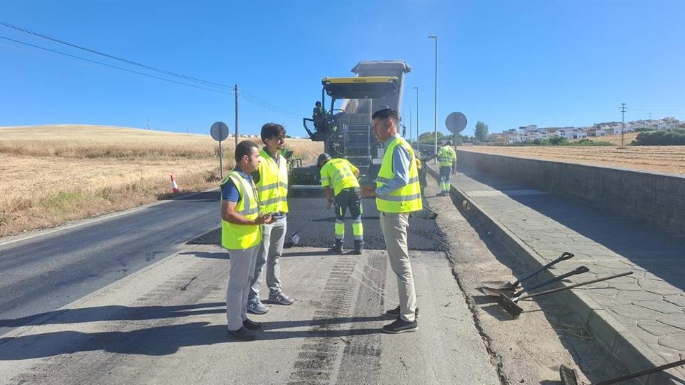 Visita del vicepresidente de la Diputación de Huelva y diputado de Infraestructuras, Caminos y Carreteras, Manuel Cayuela, a obras de reparación de carreteras de la provincia.