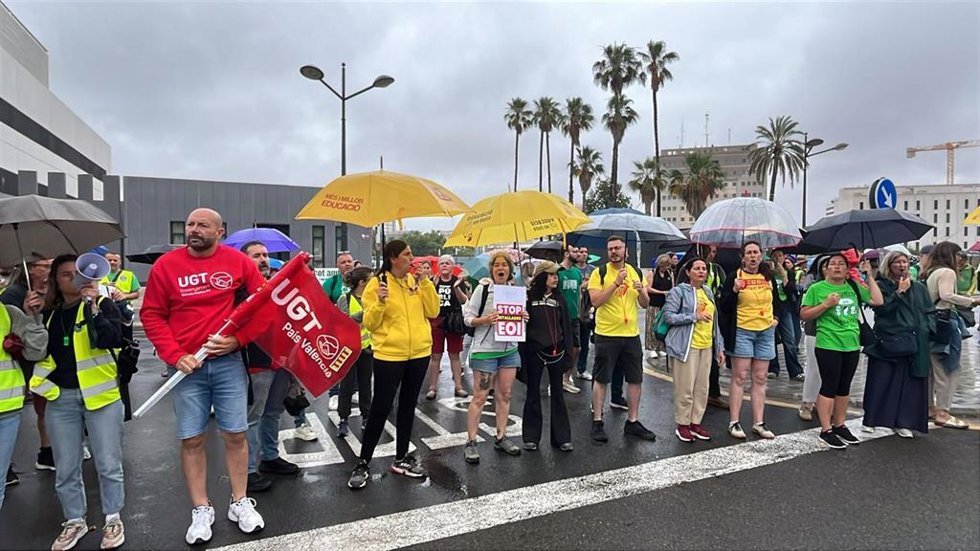 Docentes a las puertas de la Conselleria de Educación con motivo de la nueva mesa de negociación.