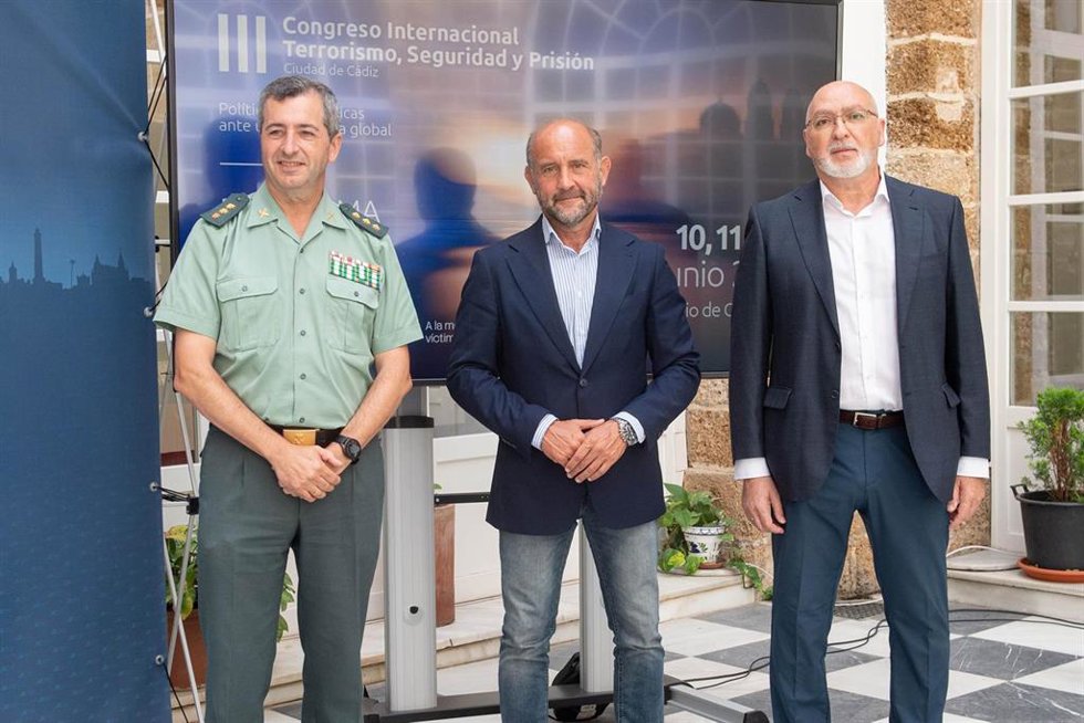 El vicepresidente primero de la Diputación de Cádiz, Juancho Ortiz (c), junto al coronel jefe de la Comandancia de la Guardia Civil de Cádiz, Luis Martín Velasco, y Juan Manuel Albaiceta, en representación de la organización Congreso de Terrorismo