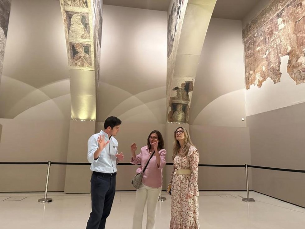 La vicepresidenta segunda del Gobierno de Aragón y consejera de Presidencia, Justicia y Cultura, Mar Vaquero, visita la sala del Museo Nacional de Arte de Cataluña (MNAC) donde se exponen las pinturas murales de Sijena, junto a técnicos aragoneses.