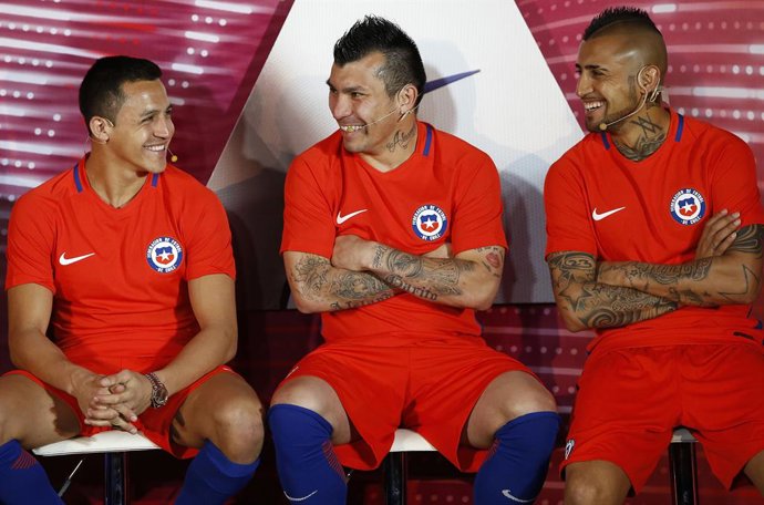 Santiago, 22 de marzo del 2016.  Los jugadores de la seleccion chilena, Alexis Sanchez, Gary Medel y Arturo Vidal, durante presentacion de la nueva Camiseta Centenario de Nike  que sera ocupada en la Copa America de Estados Unidos.en el domo de Juan