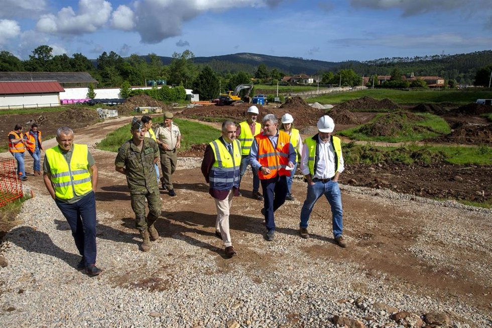 El consejero de Fomento, Roberto Media, visita las obras de construcción del espacio especializado para la insensibilización equina en el Centro Militar de Cría Caballar