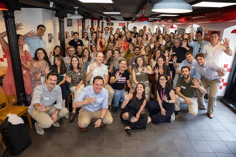 Jóvenes profesionales AmChamSpain programa YLN en un Five Guys en Madrid.