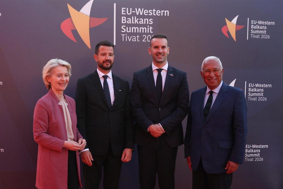 De izquierda a derecha: Ursula von der Leyen (presidenta de la Comisión Europea), Jakov Milatović (presidente de Montenegro) y António Costa (presidente del Consejo Europeo)