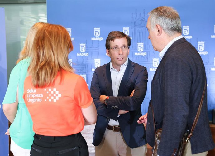 El alcalde de Madrid, José Luis Martínez-Almeida, durante una reunión con los servicios municipales, en el los jardines de Cecilio Rodríguez del parque del Retiro, a 5 de junio de 2026, en Madrid (España). La reunión tiene lugar con motivo de la inminente