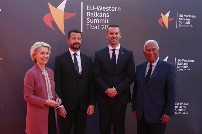 De izquierda a derecha: Ursula von der Leyen (presidenta de la Comisión Europea), Jakov Milatović (presidente de Montenegro) y António Costa (presidente del Consejo Europeo)