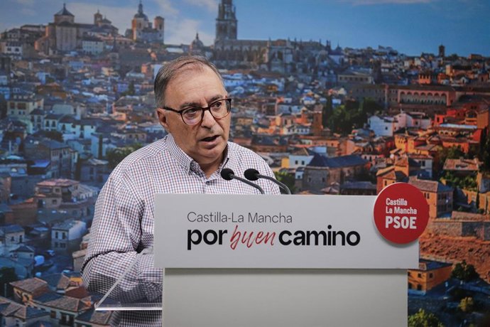 El secretario de Análisis y Estudios Estratégicos del PSOE de Castilla-La Mancha, Fernando Mora, en rueda de prensa.