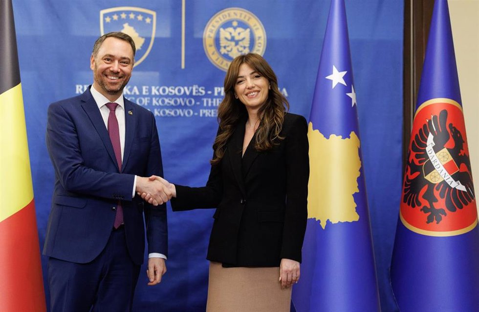 Archivo - El ministro de Exteriroes belga, Maxime Prevot, con la presidenta en funciones de Kosovo, Albulena Haxhiu